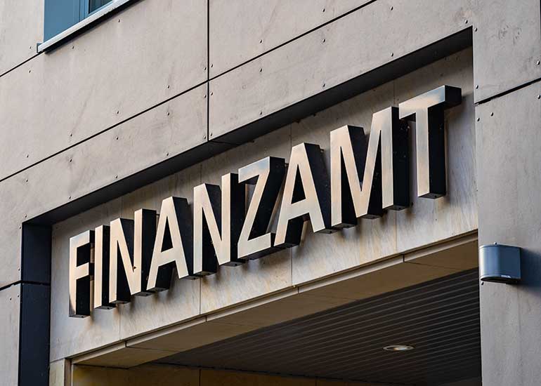 Die Buchstaben "Finanzamt" sind auf einem Gebäude von außen zu sehen.