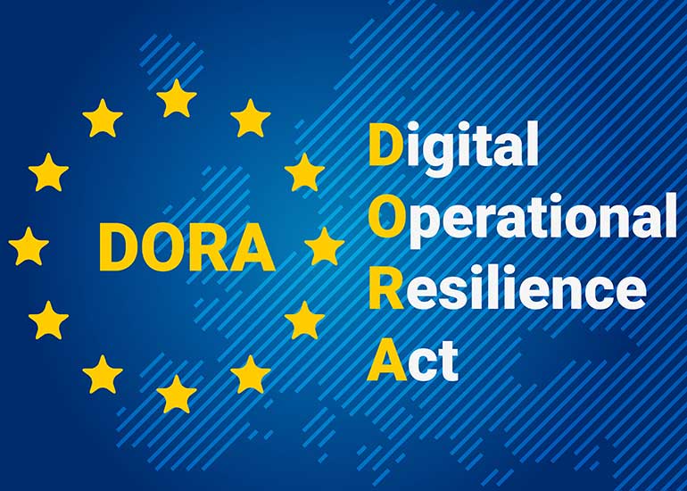Eine Bildcollage zeigt einen Sternkreis, in dem „DORA” für „Digital Operational Resilience Act” steht. Eine EU-Karte und Flagge sind im Hintergrund zu sehen.