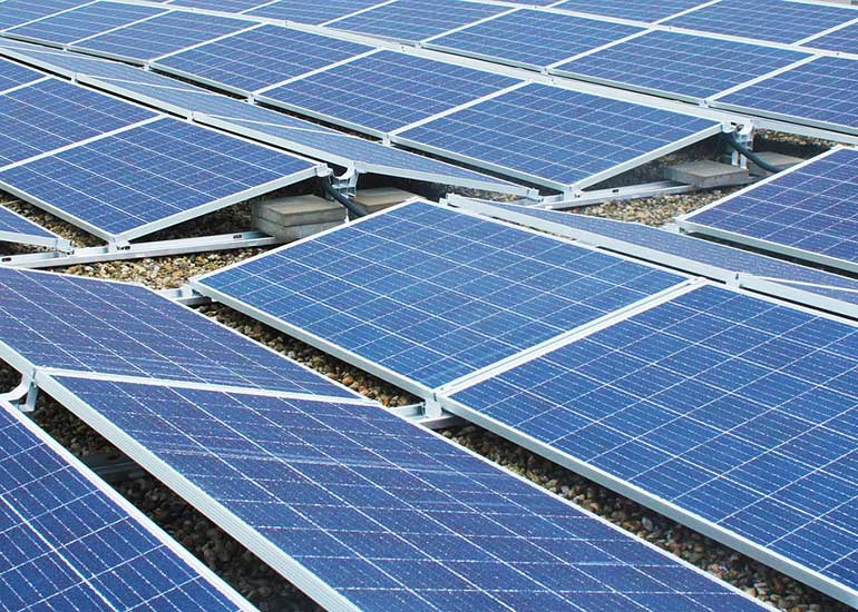Blick auf eine große Anzahl von Solarpaneelen.