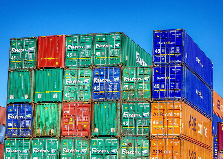 Blick auf gestapelte Liefercontainer.