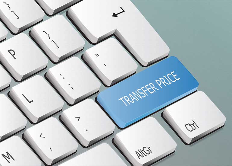 Eine Bildcollage zeigt eine Tastatur, auf der eine Taste mit der Aufschrift "Transfer Price" zu sehen ist.