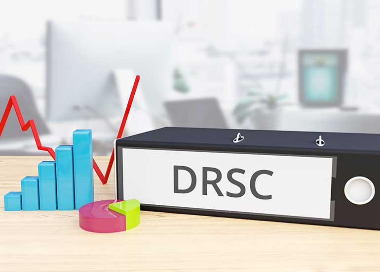 Die Bildcollage zeigt einen Ordner mit der Aufschrift „DRSC”. Daneben sind Grafiken zu sehen.  Im Hintergrund ist eine Bürosituation unscharf zu erkennen.
