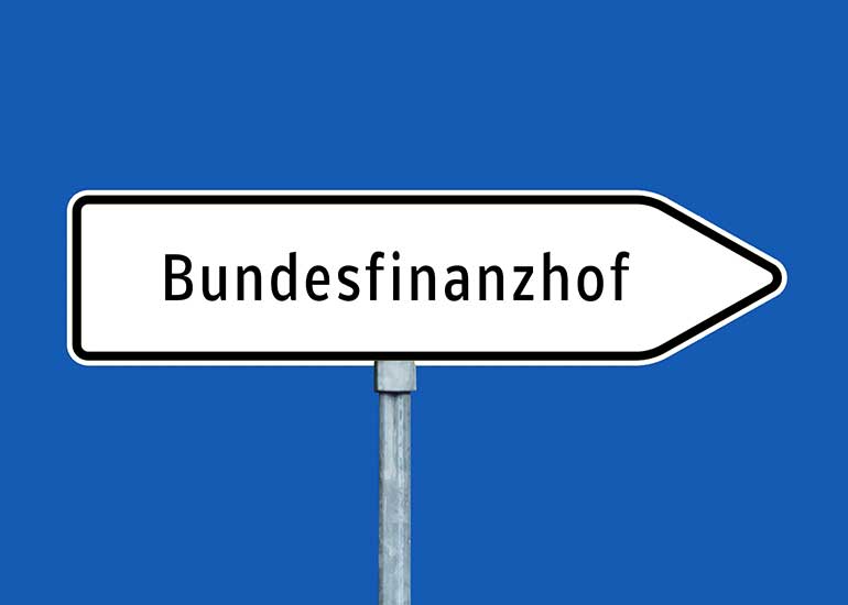 Bildcollage zeigt Schild in Form eines Pfeils mit der Aufschrift "Bundesfinanzhof“.