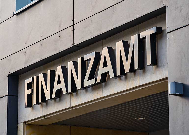Die Aufschrift "Finanzamt" sind auf einem Gebäude von außen zu sehen.