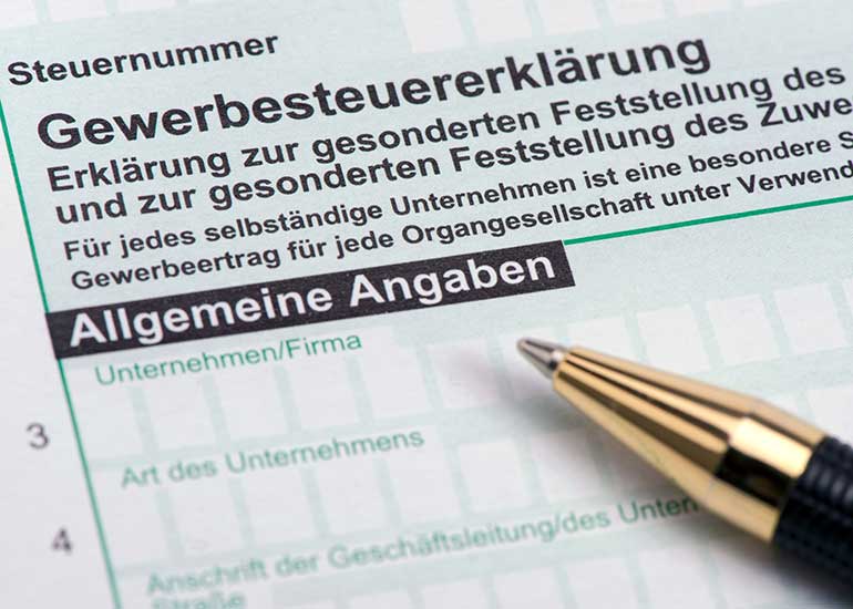 Auf einem Formular für eine Gewerbesteuererklärung liegt ein Kugelschreiber.