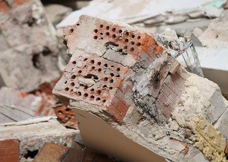 BFH: Keine Sonderabschreibung nach § 7b EStG bei Abriss und Neubau an gleicher Stelle Blick auf die Trümmer eines Hauses.