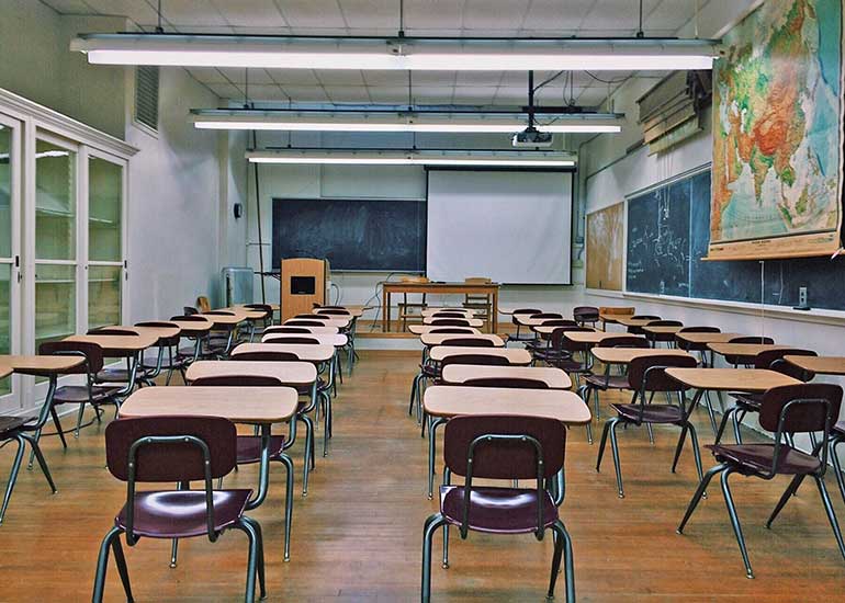 Blick in ein Klassenzimmer. Es ist leer.