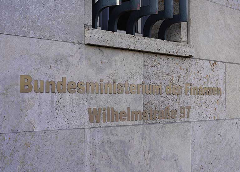 Außenansicht des Hinweisschildes am Gebäude des deutschen Bundesministeriums der Finanzen.