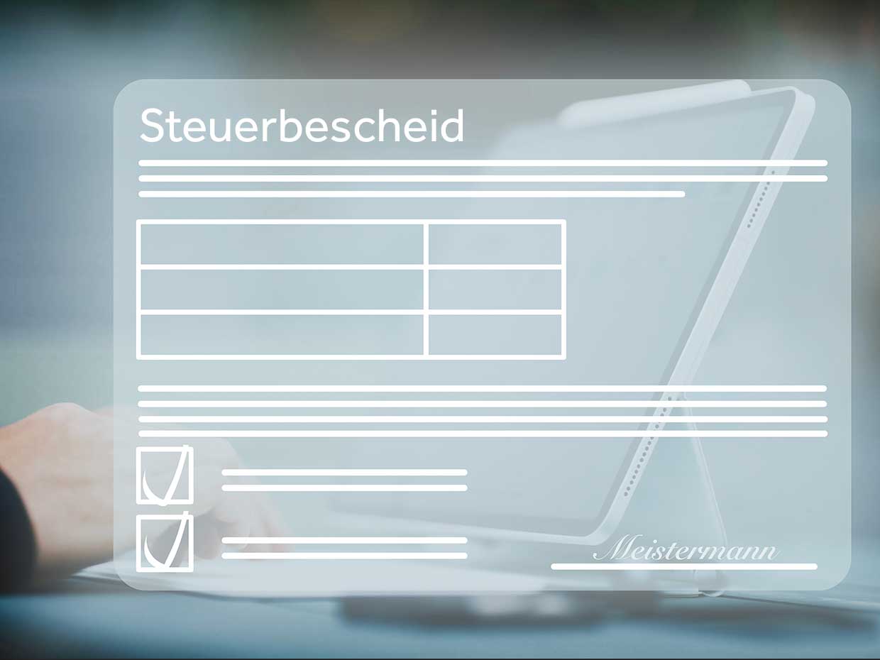 Die Bildcollage zeigt eine Person an einem Schreibtisch. Vor ihr befindet sich eine Grafik mit einem vereinfachten Steuerbescheid.