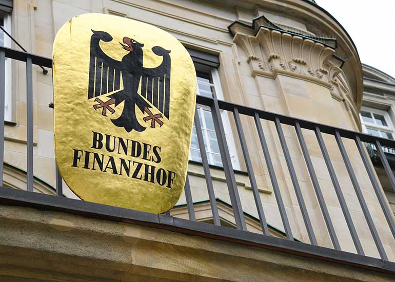 Blick auf das Gebäude des deutschen Bundesfinanzhofs mit Blick auf das Schild "Bundesfinanzhof".