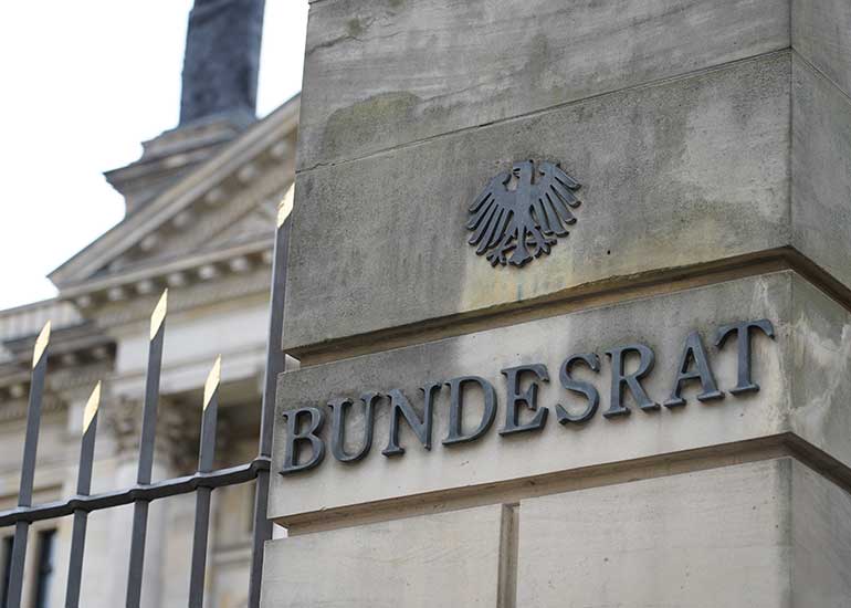 Säule im Eingangsbereich des deutschen Bundesratsgebäudes. Der Schriftzug „Bundesrat“ und der Bundesadler sind zu sehen.