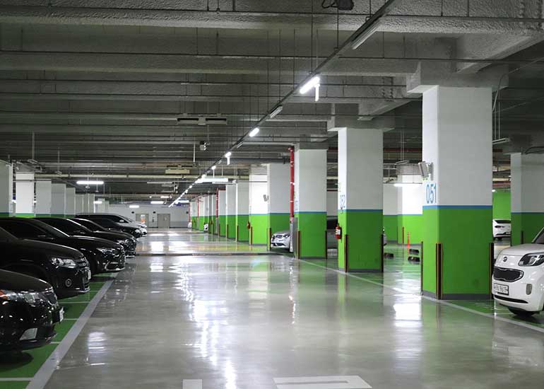 Parkplätze in einer Tiefgarage.