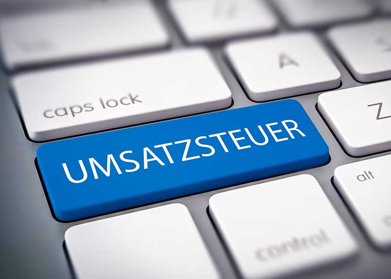 Bildcollage einer Tastatur. Eine Taste mit der Aufschrift "Umsatzsteuer" ist hervorgehoben.