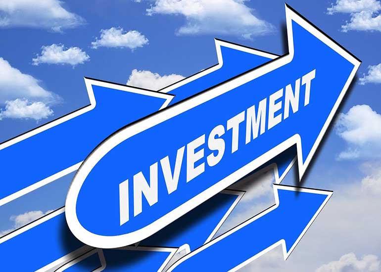 Die Bildcollage zeigt viele blaue Pfeile, die von unten nach oben zeigen. Auf dem vordersten Pfeil steht „Investment”. Im Hintergrund ist ein blauer Himmel zu sehen.