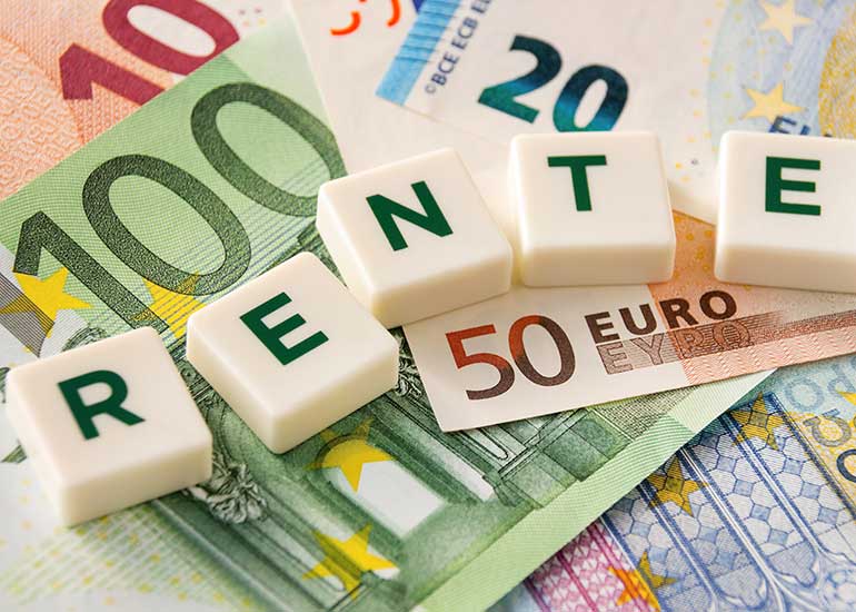 Aus Spielsteinen ist der Begriff „Rente” gelegt. Die Steine liegen auf Euro-Banknoten.