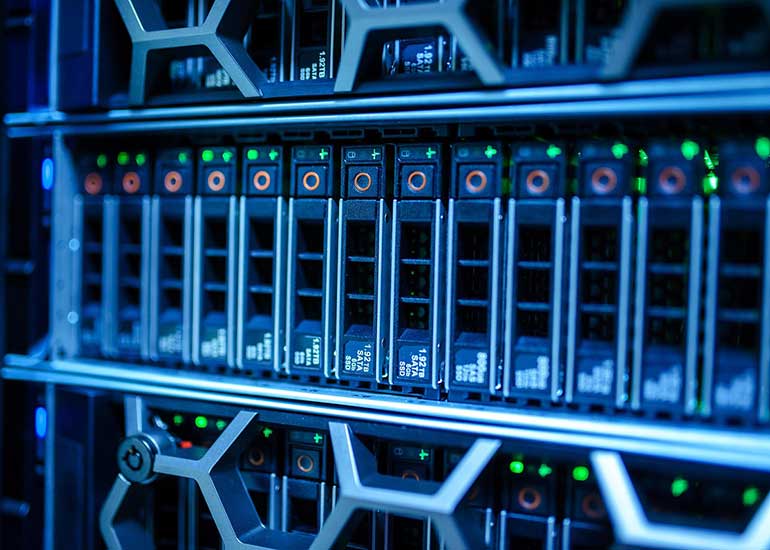 Blick in einen Serverraum. Zu sehen sind viele Festplatten.