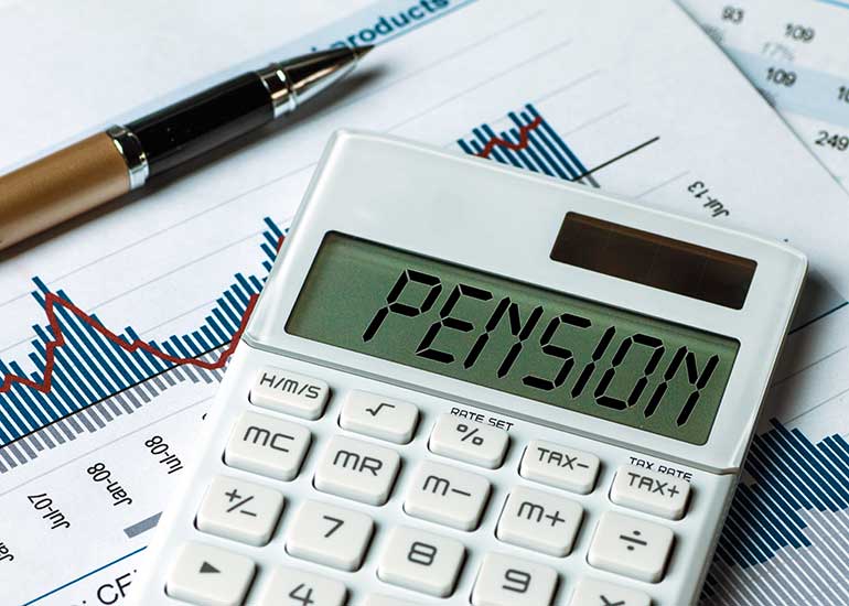 Die Bildcollage zeigt einen Taschenrechner mit der Anzeige „Pension”. Darunter liegt ein Blatt mit Grafiken, daneben ein Kugelschreiber.