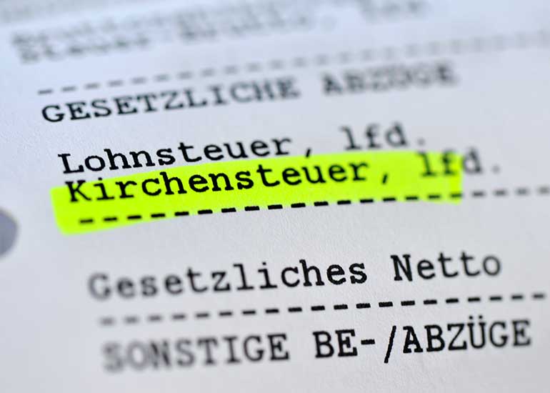 Zu sehen ist eine Detailansicht einer Gehaltsabrechnung. Der Text „Kirchensteuer” ist dort farbig hervorgehoben.