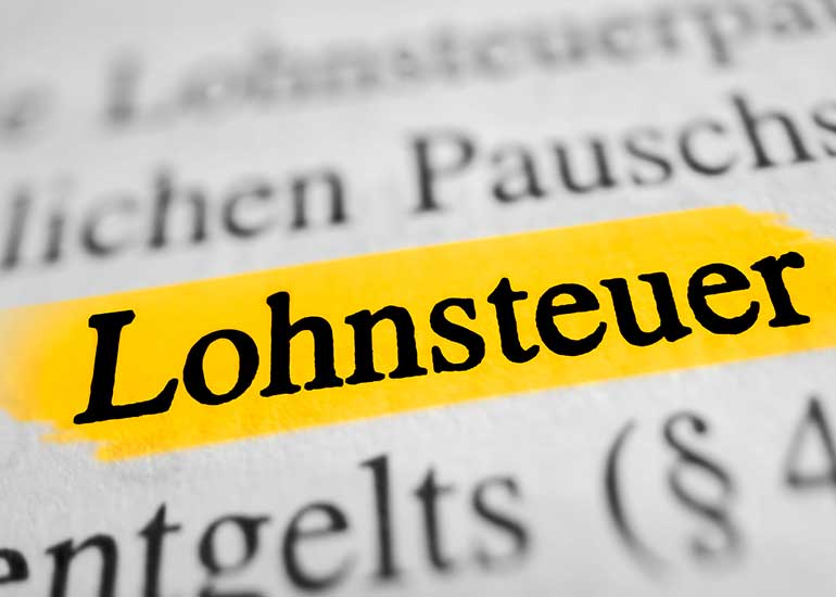 Blick auf einen Ausschnitt aus einer Textpassage, auf der der Begriff „Lohnsteuer” farblich markiert ist.