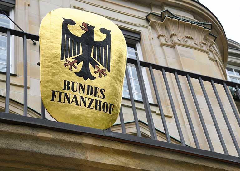 Blick auf das Gebäude des deutschen Bundesfinanzhofs mit Blick auf das Schild "Bundesfinanzhof".
