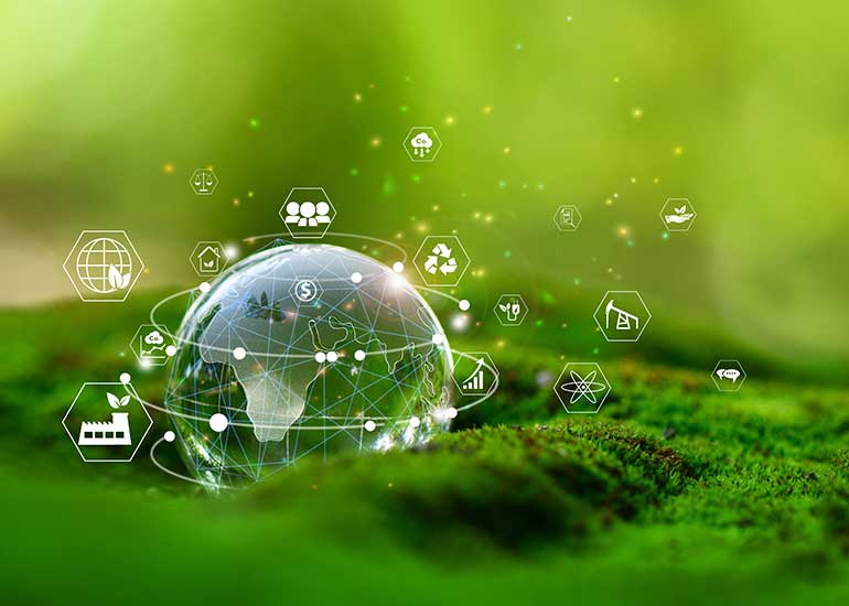 Bildcollage einer virtuellen Weltkugel, um die Symbole der Nachhaltigkeit kreisen. Der Globus liegt im Grünen.