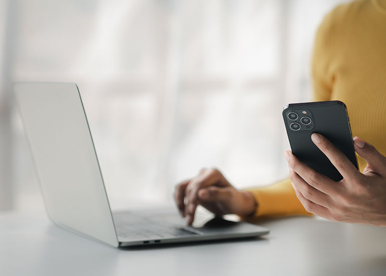 Eine Person hält ein Mobiltelefon in der Hand, um soziale Medien auf dem Smartphone zu nutzen, und kommuniziert über das Internet auf dem Smartphone.