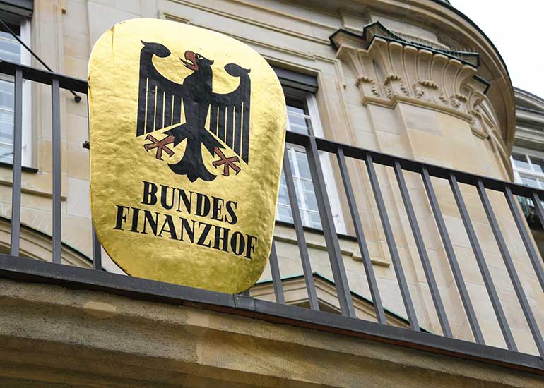 Blick auf das Gebäude des deutschen Bundesfinanzhofs mit Blick auf das Schild "Bundesfinanzhof".