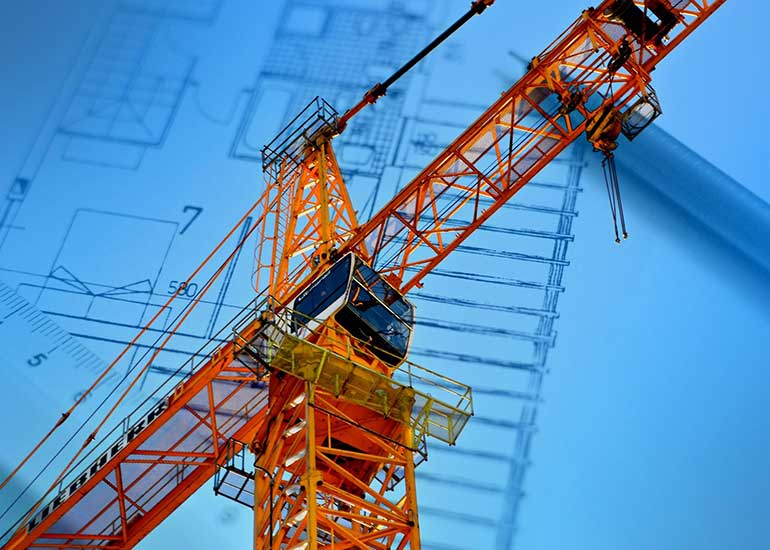 Bildcollage eines Baukrans vor einer Bauzeichnung.