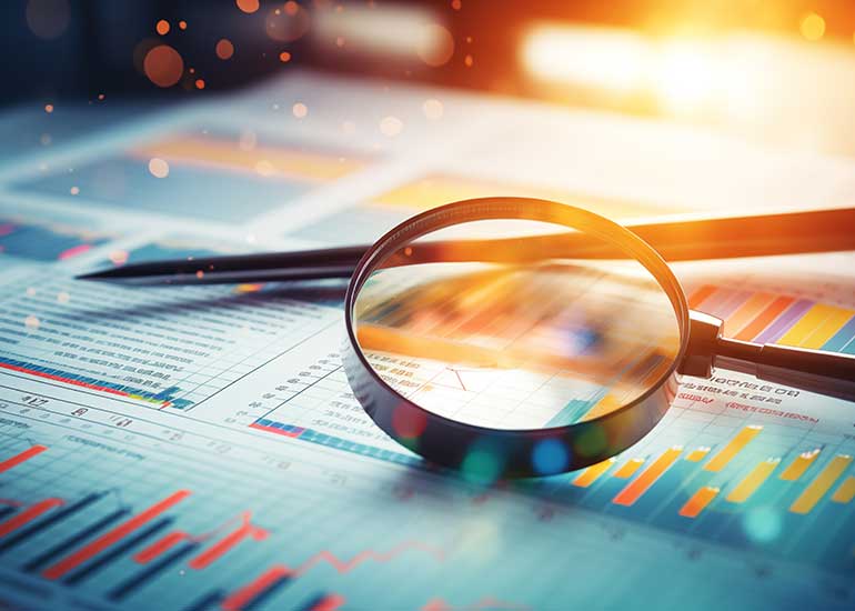 Auf einem Papier, das voller Grafiken und Tabellen ist, liegt eine Lupe. Das Bild wurde mithilfe von KI erstellt.