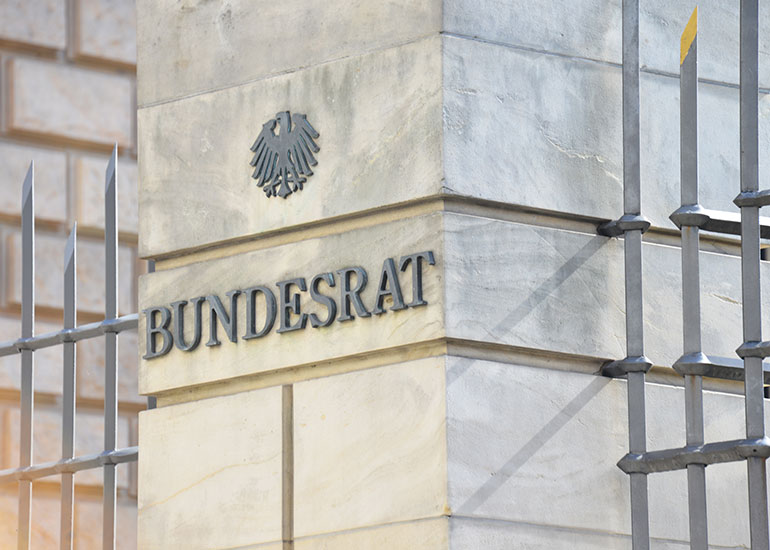 Säule im Eingangsbereich des deutschen Bundesratsgebäudes. Der Schriftzug „Bundesrat“ und der Bundesadler sind zu sehen.