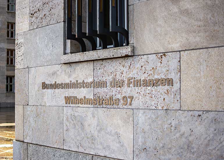 Außenansicht des Hinweisschildes am Gebäude des deutschen Bundesministeriums der Finanzen.