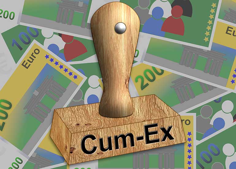 Die Bildcollage zeigt einen Stempel mit der Aufschrift „Cum-Ex”. Dahinter sind illustrierte Euro-Banknoten zu sehen.