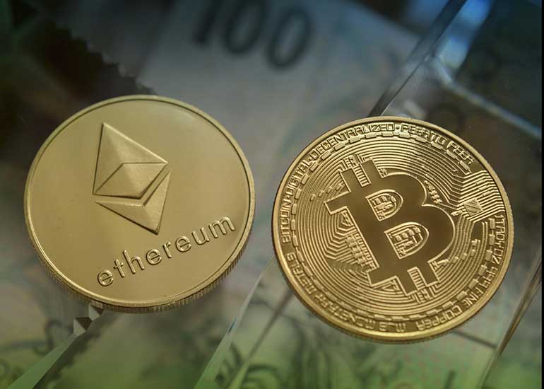 Bitcoin-Münzen liegen vor Euro-Banknoten.