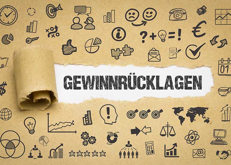 Aus einem Blatt, auf dem viele Steuersymbole abgebildet sind, ist ein Stück herausgerissen. Darunter ist der Schriftzug „Gewinnrücklagen” zu sehen.