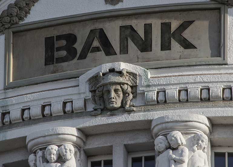 Auf einem Gebäude ist der Schriftzug „Bank” aufgebracht.