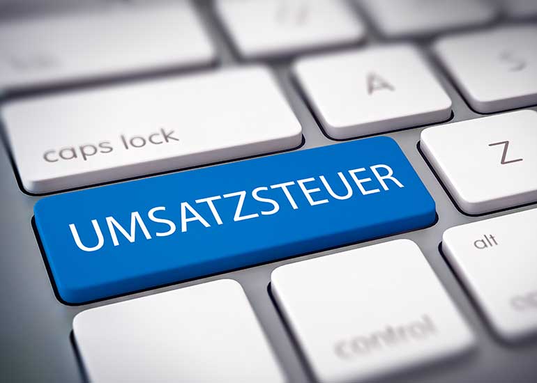 Die Bildcollage zeigt eine Tastatur mit der Taste „Umsatzsteuer”.