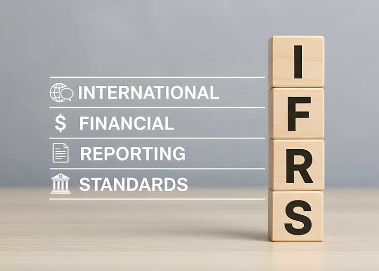 Die Bildcollage zeigt einen Turm aus Holzklötzen, auf denen zusammen der Text „IFRS” zu lesen ist. Daneben steht die Erklärung für den Begriff „International Financial Reporting Standards”. Diese Bild wurde mit KI generiert.