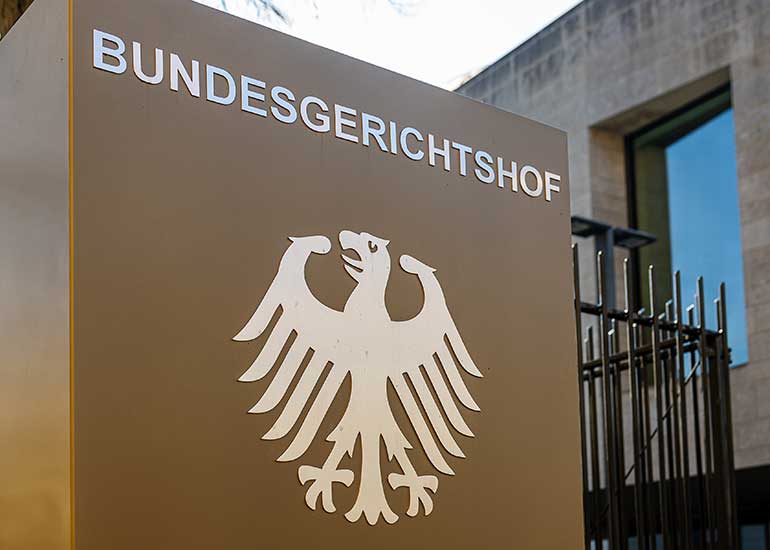 Zu sehen ist das Hinweisschild des Deutschen Bundesgerichtshofs (BGH) in Karlsruhe.