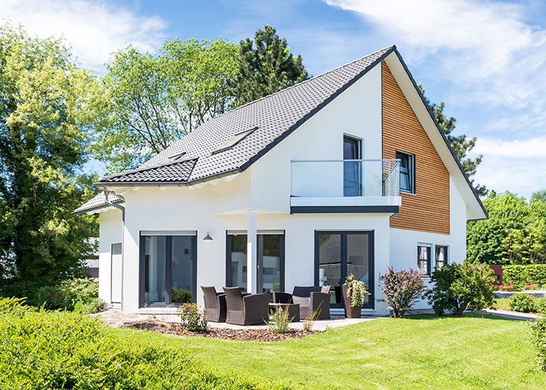Zu sehen ist ein Haus im Grünen.