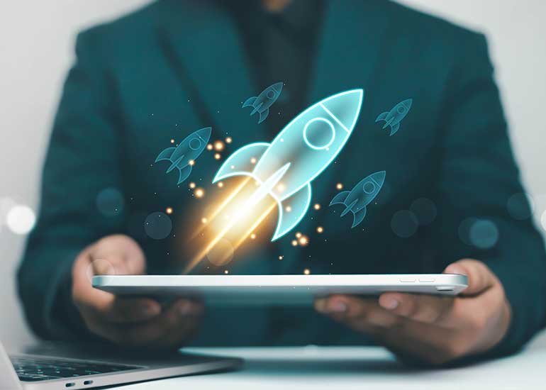 Die Bildcollage zeigt eine Person, die ein Tablet in den Händen hält. Darüber startet eine leuchtende digitale Rakete.