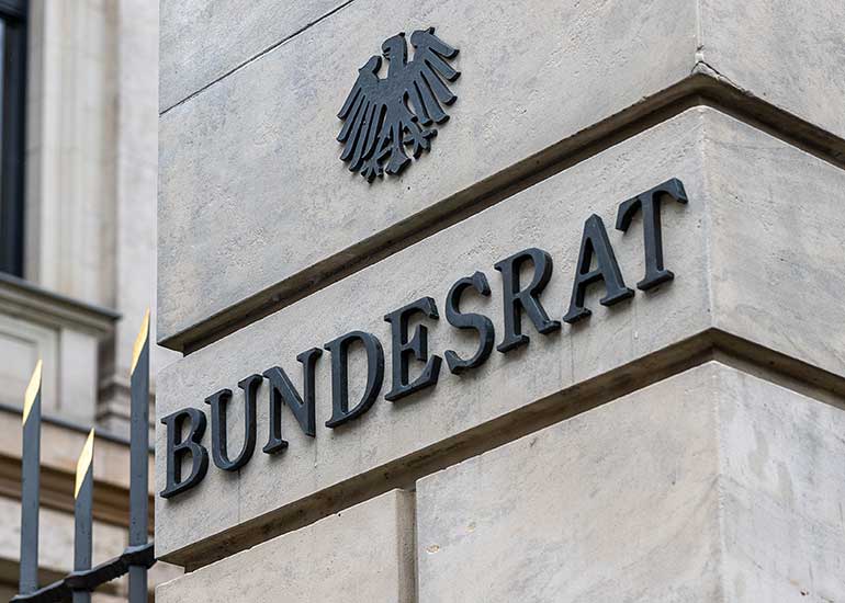 Säule im Eingangsbereich des deutschen Bundesratsgebäudes. Der Schriftzug „Bundesrat“ und der Bundesadler sind zu sehen.