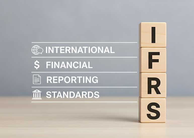 Die Bildcollage zeigt vier übereinandergestapelte Holzbausteine, die das Akronym „IFRS“ bilden. Daneben steht die ausgeschriebene Bezeichnung „International Financial Reporting Standards“. Ergänzende Symbole für globale Finanzberichterstattung, Dokumentation und Regulierung verdeutlichen den Bezug zu internationalen Rechnungslegungsstandards. Das Bild wurde mithilfe von KI erstellt.