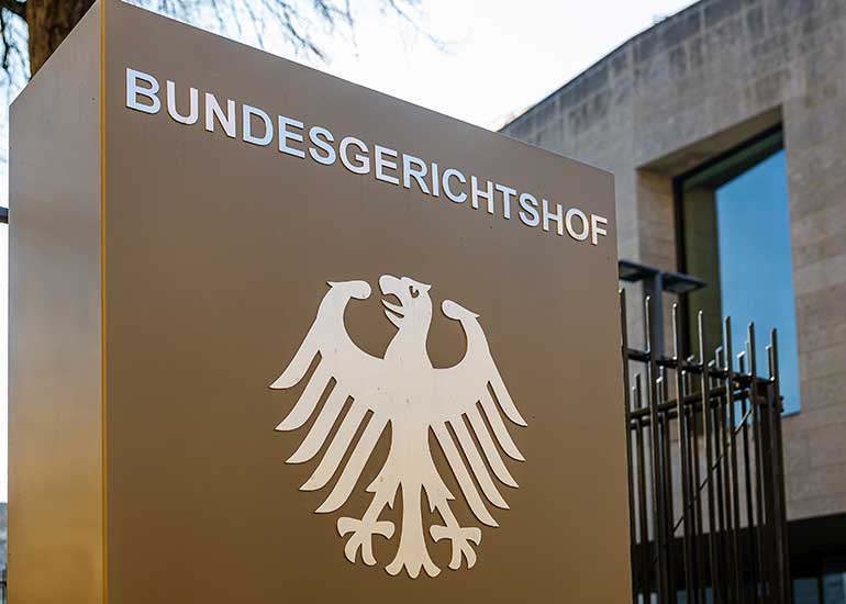 Zu sehen ist das Hinweisschild des Deutschen Bundesgerichtshofs (BGH) in Karlsruhe.