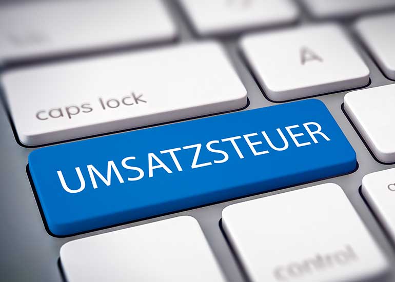 Die Bildcollage zeigt eine Tastatur mit der Taste „Umsatzsteuer”.
