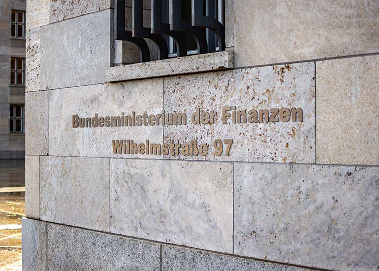 Außenansicht des Hinweisschildes am Gebäude des deutschen Bundesministeriums der Finanzen.