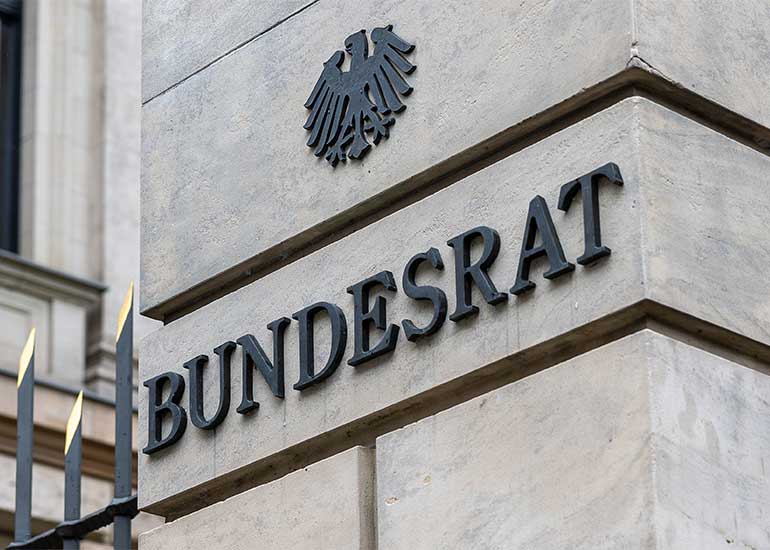 Säule im Eingangsbereich des deutschen Bundesratsgebäudes. Der Schriftzug „Bundesrat“ und der Bundesadler sind zu sehen.