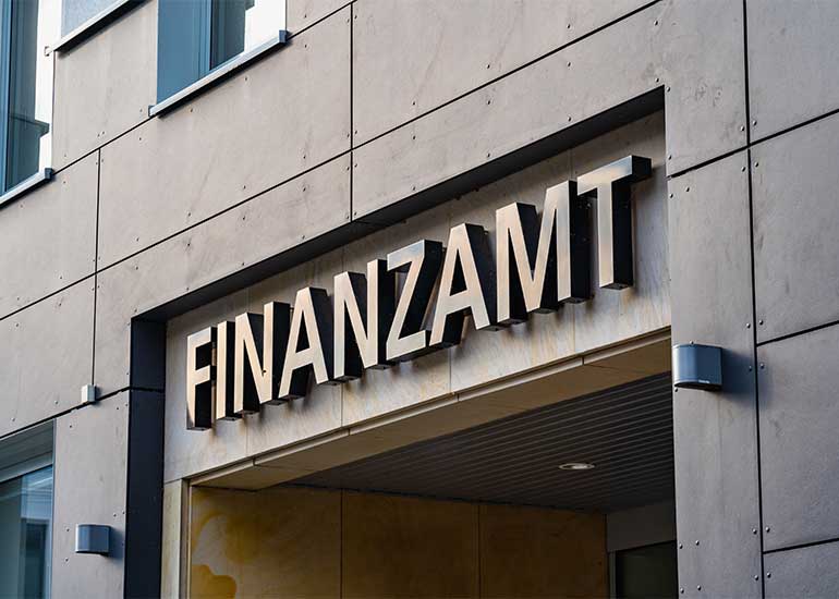 Die Aufschrift "Finanzamt" ist auf einem Gebäude von außen zu sehen.